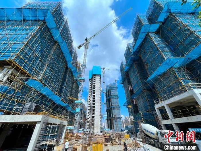 资料图为8月16日，福建福州一在建房地产楼盘。中新社记者 张斌 摄