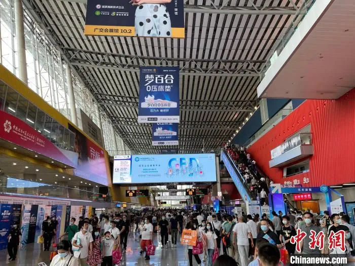 第23届中国(广州)国际建筑装饰博览会吸引了大批观展者。　方伟彬 摄