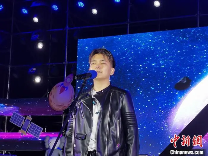 图为额尔古纳乐队主唱呼和在演出中。李爱平摄