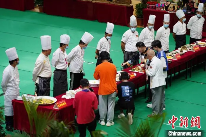图为野生菌美食大赛评选“云上”直播现场。　康平 摄