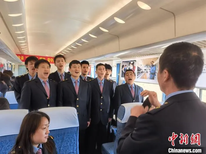 图为研学人员在车厢内进行合唱。　祁增蓓 摄