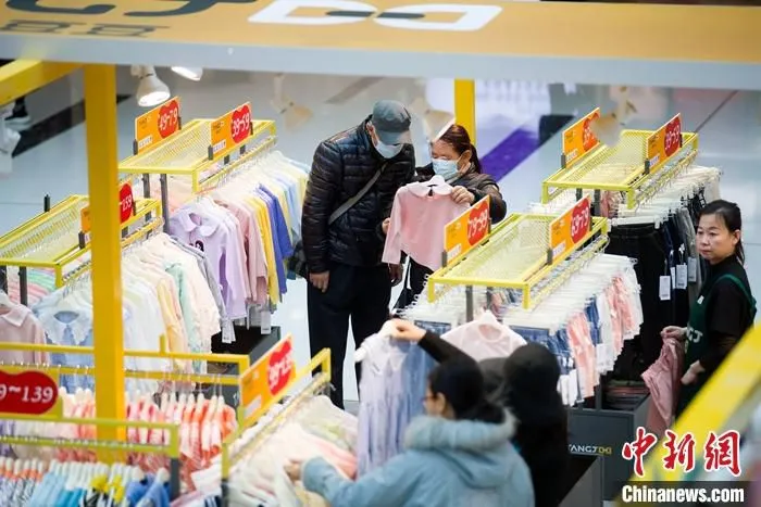 资料图为山西太原，消费者在商场选购服饰。 中新社记者 张云 摄