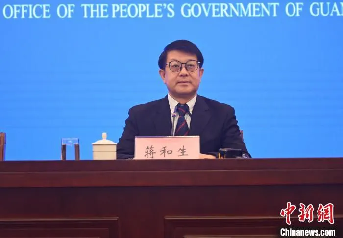 图为广西自然资源厅副厅长、海洋局局长蒋和生介绍广西向海经济发展情况。　杨志雄 摄