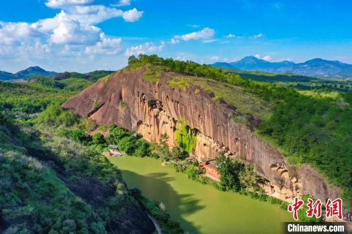 航拍江西省寻乌县青龙岩旅游度假区。　曾博文 摄
