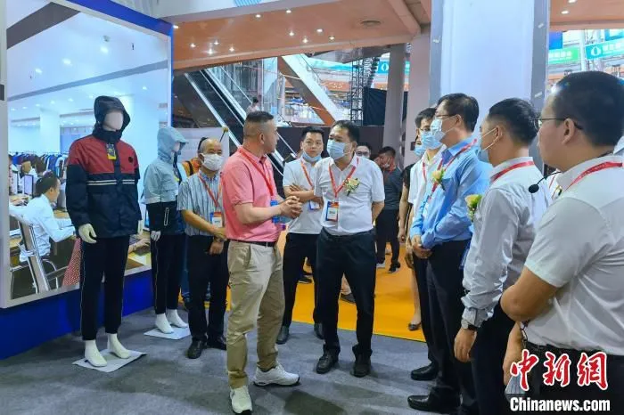 参展商介绍产品亮点。　孙虹 摄