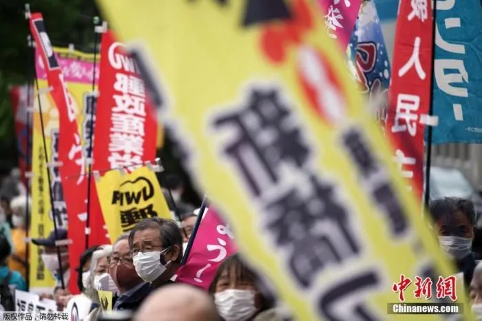 4月13日，日本政府正式决定，福岛第一核电站核污水经过滤并稀释后将排入大海。据日本共同社报道，13日上午日本首相菅义伟召开阁僚会议正式决定将福岛第一核电站污水排放入海。图为日本民众在日本首相办公室外举行抗议活动。