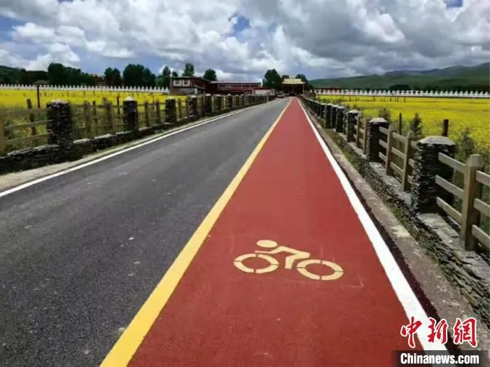 道孚泰宁通村旅游路。　何晓红 摄