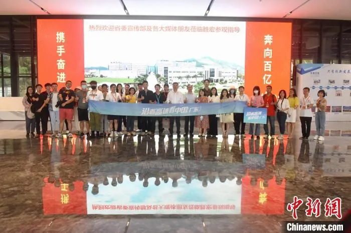 图为“沿着高速看中国(广东)”采访团在该公司采访。　宋秀杰 摄