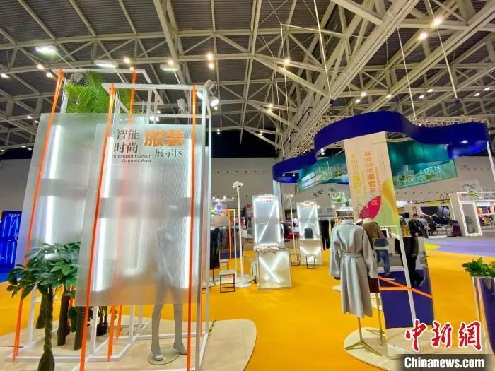 智能时尚服装展示区 李典 摄