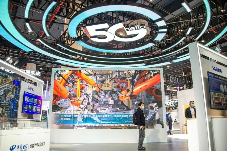 这是11月20日在位于武汉的中国光谷科技会展中心拍摄的“5G 工业互联网成果展”现场。新华社发(伍志尊 摄)
