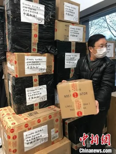 疫情期间郭均捐赠防疫物资。　拱墅统战 供图