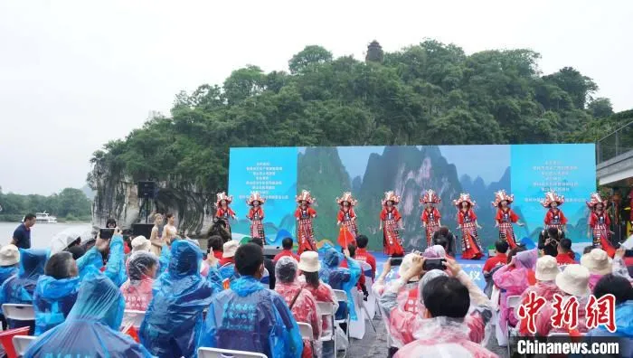 5月18日，2021年“中国旅游日”桂林分会场启动仪式上的广西少数民族舞蹈表演。　欧惠兰？　摄