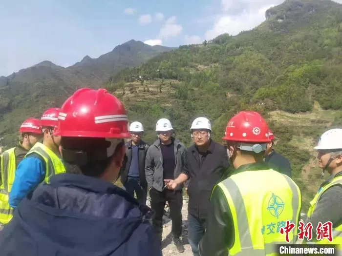 图为袁小冬在工作巡查现场。　受访单位供图