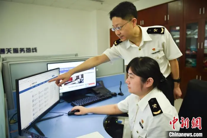 成都海关工作人员为企业用户办理“电子口岸卡”业务。　成都海关供图
