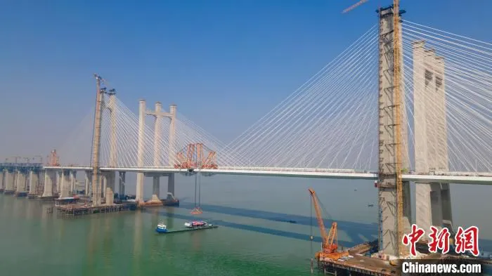 图为，合龙中的福厦高铁泉州湾跨海大桥 殷同 摄