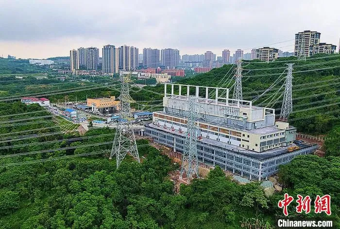 图为国内首座500千伏全户内“吊脚楼”式变电站。国网重庆市电力公司供图 