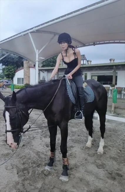 博彩花边：台湾瑜伽女神房妍爆性感照 G奶翘臀吸粉过百万