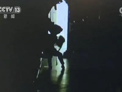 博彩社会：女扒手列车上深夜作案被抓 因迷恋赌博败光家产