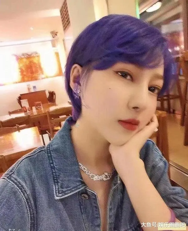 郭美美出狱后自曝近照, 染紫色头发网红蛇精脸与出狱前判若两人（图4）