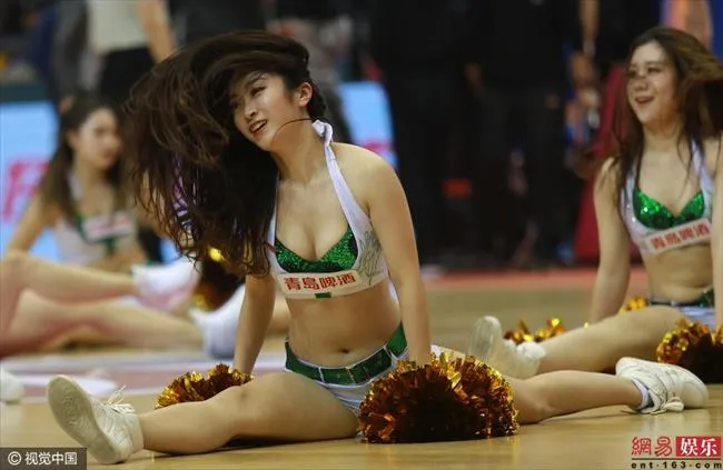 玩球小报：CBA篮球宝贝火辣秀事业线 热裤劈叉难掩性感身材