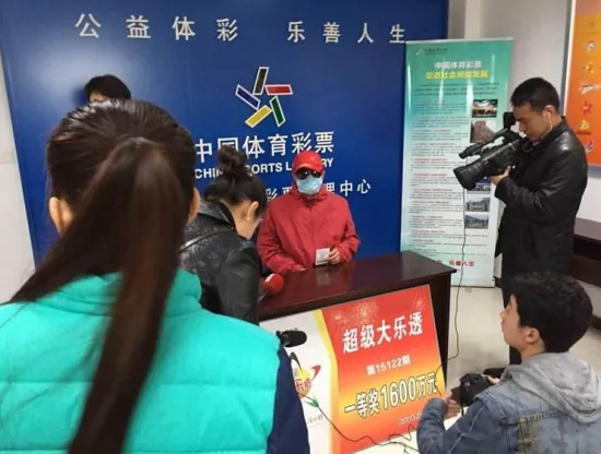 博彩资讯：1600万得主现身兑奖 全副武装接受电视采访(图)