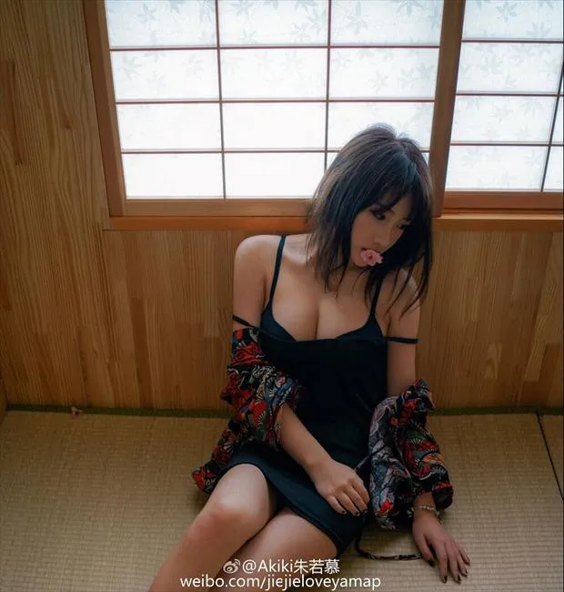 玩球花边：申花悍将战怡麟艳妻曝光 高耸双峰妙胸美腿让人喷血