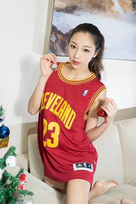 博彩花边：篮球宝贝静静拍球衣写真助威骑士 自爆是詹皇迷妹
