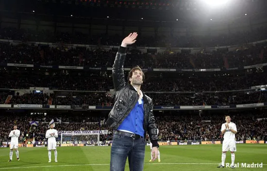 皇马七万球迷动情送别范尼全场起立鼓掌催人泪下(图)