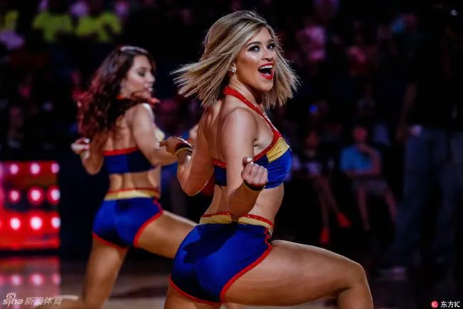 玩球花边：NBA常规赛拉拉队宝贝精选 短裙低胸装性感十足