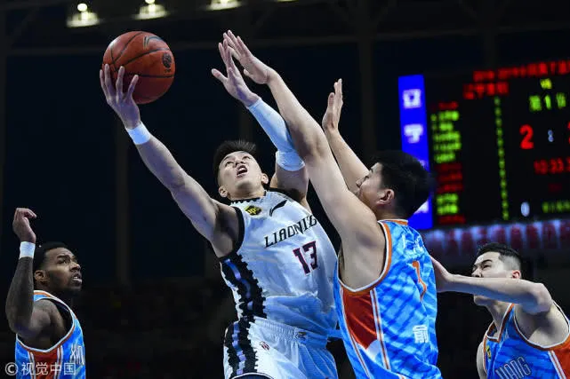 CBA宿敌对决辽宁大胜新疆夺23连胜 郭艾伦狂砍32分