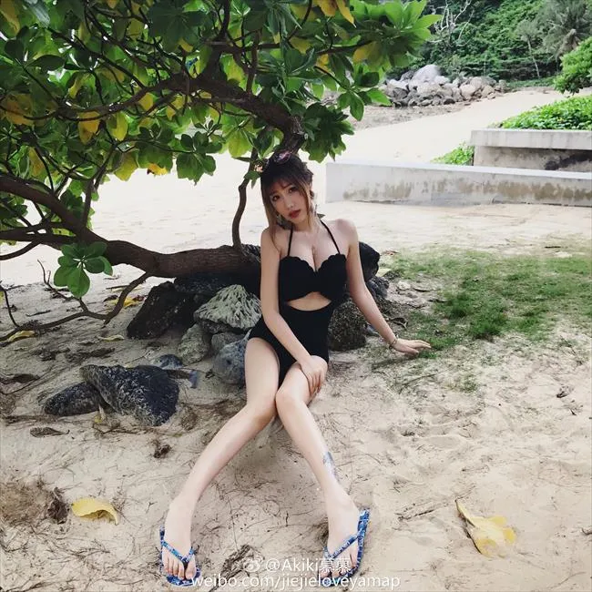 玩球花边：申花悍将战怡麟艳妻曝光 高耸双峰妙胸美腿让人喷血