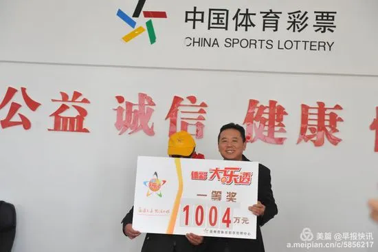 彩市新闻：贵州三位大奖得主同日领奖 装扮一致齐低头(图)