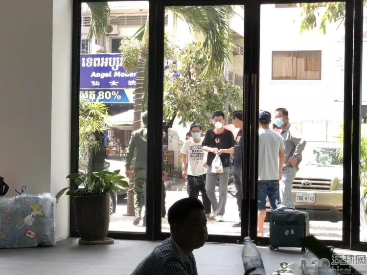 网友实拍：国内飞金边 一下飞机就被隔离