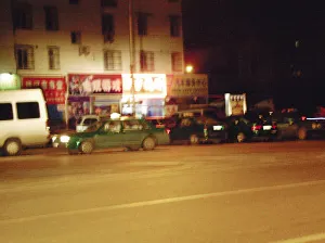 游戏室门口停了不少出租车。