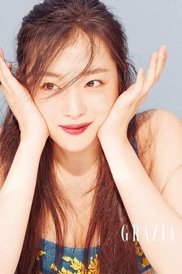 博彩花边：性感女星崔雪莉尺度再突破？韩版《花花公子》第一刊封面女郎？