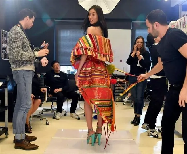 博彩花边：刘雯重返维秘大秀试装图曝光 长腿撩人美胸吸睛