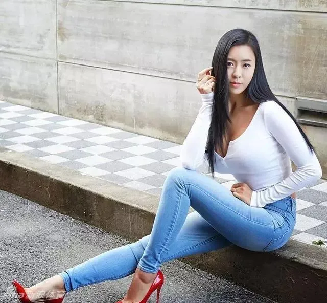 博彩花边：韩国E杯健美女神文世琳性感私照 前凸后翘引惊呼