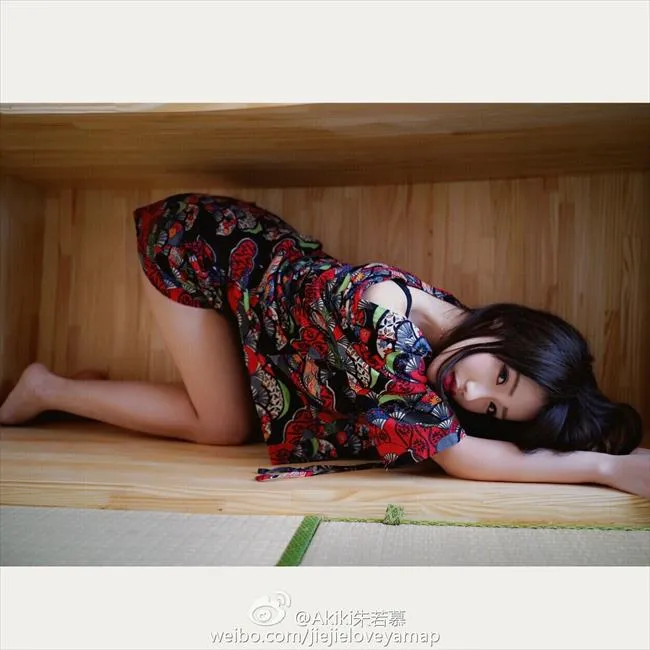 玩球花边：申花悍将战怡麟艳妻曝光 高耸双峰妙胸美腿让人喷血
