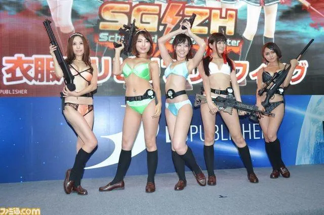 博彩花边：日本电竞展巨胸美女玩撕衣游戏 场面吸睛无数