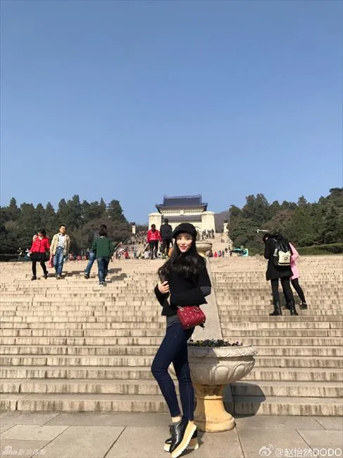 体坛花边：女主播赵怡然傲人身材撑爆上衣走红 还是铁杆球迷