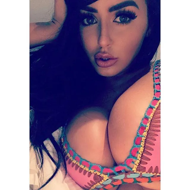 玩球资讯：退役女足球员拉齐德福丰乳肥臀 惹火身材堪比卡戴珊