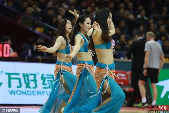 玩球小报：CBA篮球宝贝火辣秀事业线 热裤劈叉难掩性感身材