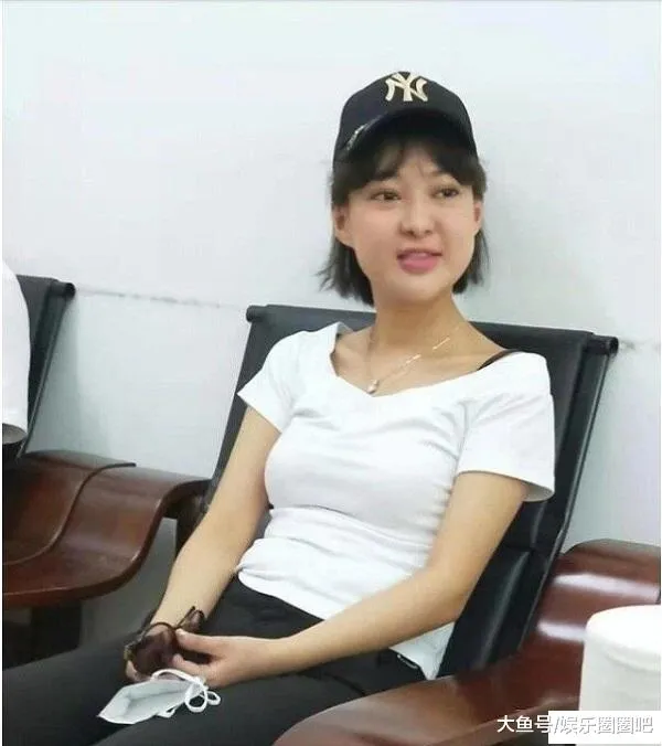 郭美美出狱后自曝近照, 染紫色头发网红蛇精脸与出狱前判若两人（图3）