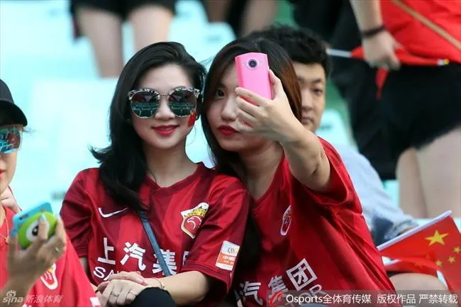 玩球花边：赛场上的上港女球迷大盘点 为亚冠助威预热