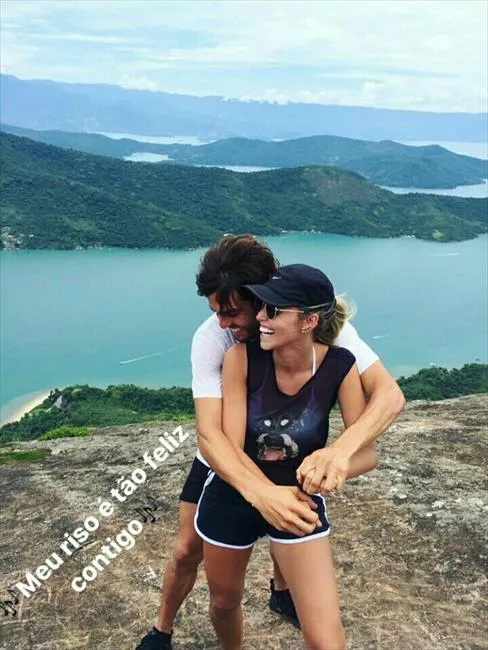 体坛花边：幸福停不下来！卡卡与新女友卡罗琳娜大撩情话虐狗