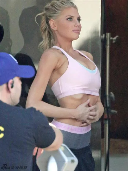 博彩花边：NFL超级碗宝贝夏洛特性感私房照 尽显傲人身材