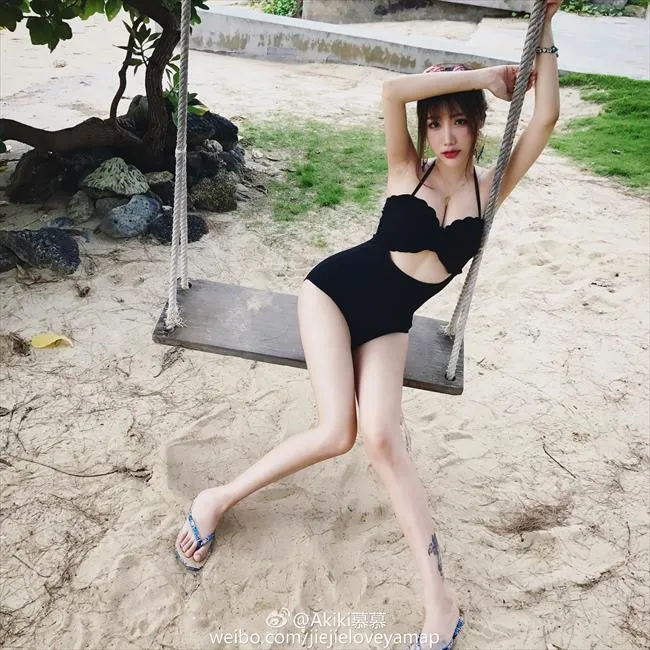 玩球花边：申花悍将战怡麟艳妻曝光 高耸双峰妙胸美腿让人喷血