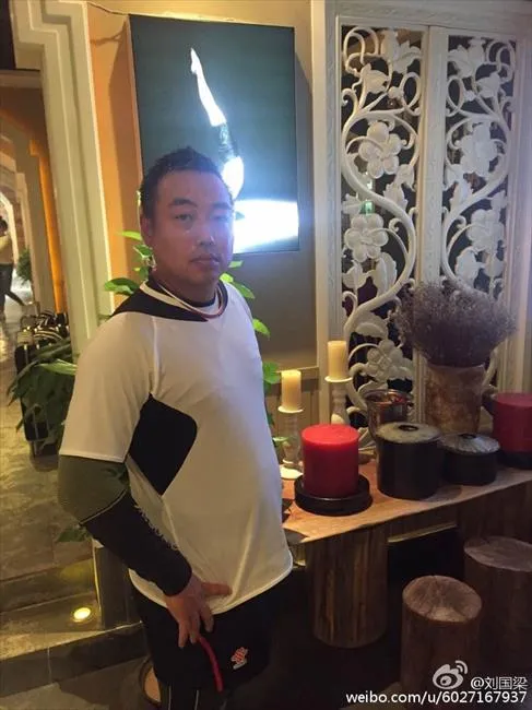 博彩资讯：国家队教练刘国梁秒变美少女战士 瑜伽减肥照遭恶搞