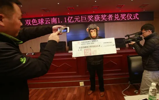 国内彩市：云南双色球1.1亿巨奖得主化身猴王现身领奖(图)