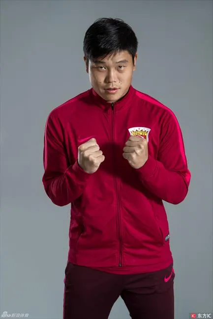 玩球资讯：上海上港拍摄2017中超官方创意写真 为中超预热